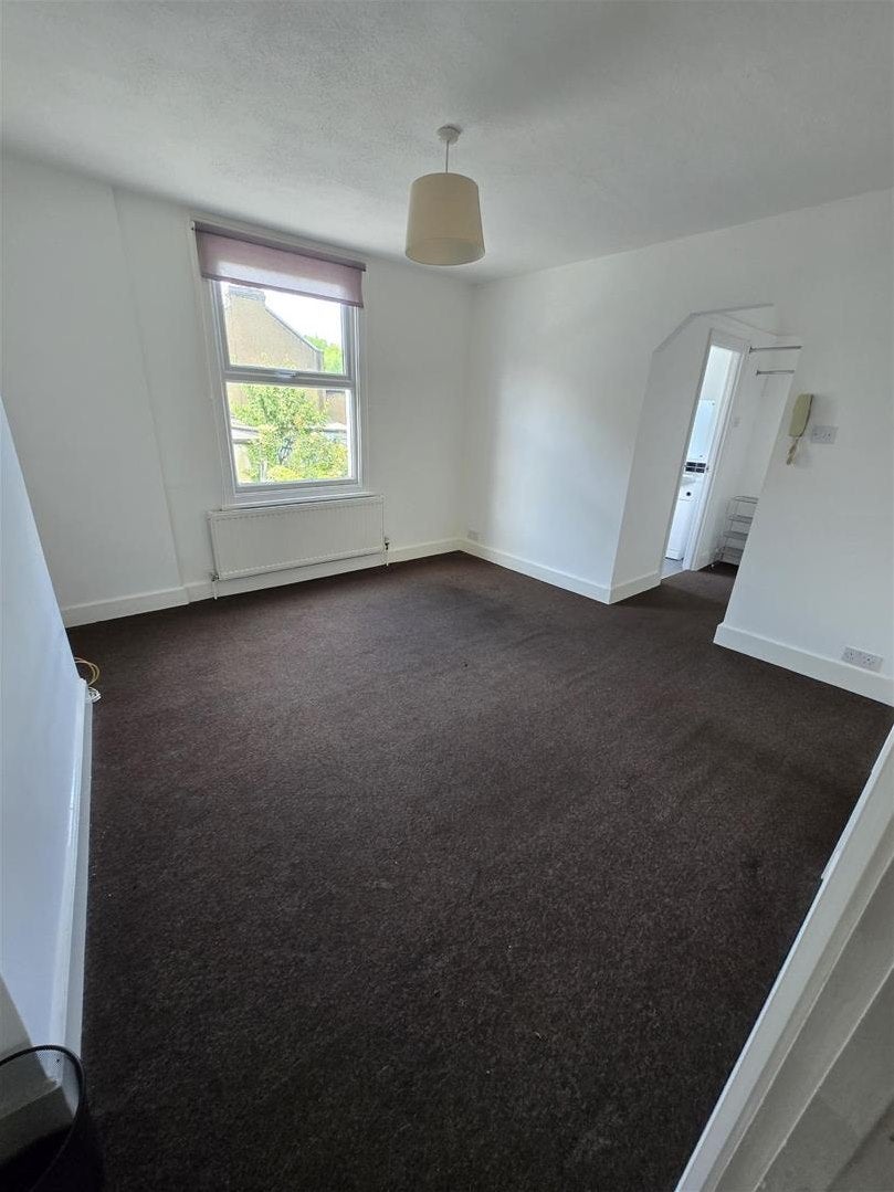 Flat Brunswick Park Road in Greater London