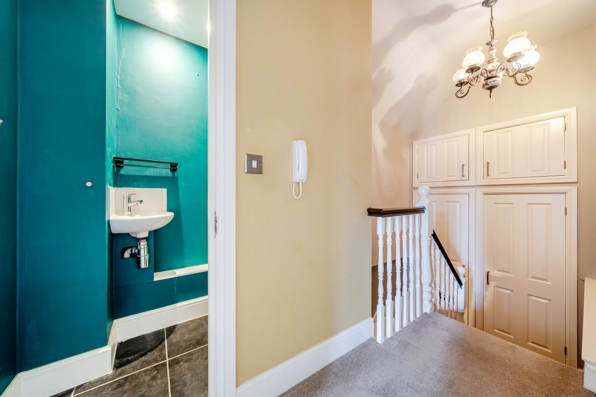 Flat High Street in Elmbridge