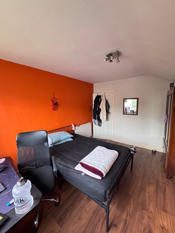 Room Gartcraig Road in Glasgow