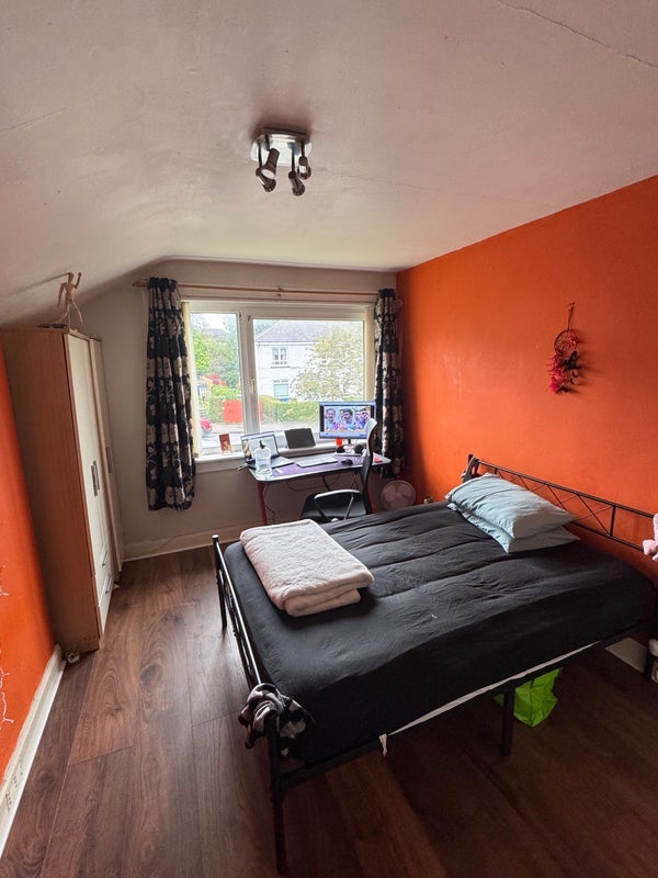 Room Gartcraig Road in Glasgow