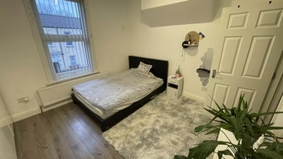 Room Welfare Road in Greater London
