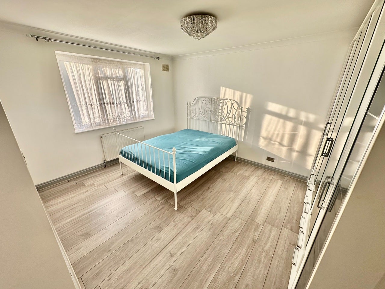 Room Longhook Gardens in Greater London