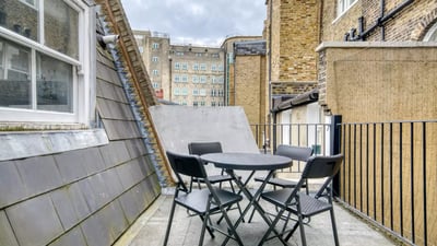Flat Russell Gardens in Greater London