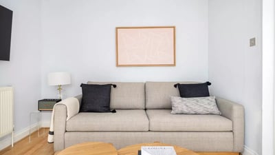 Flat Russell Gardens in Greater London