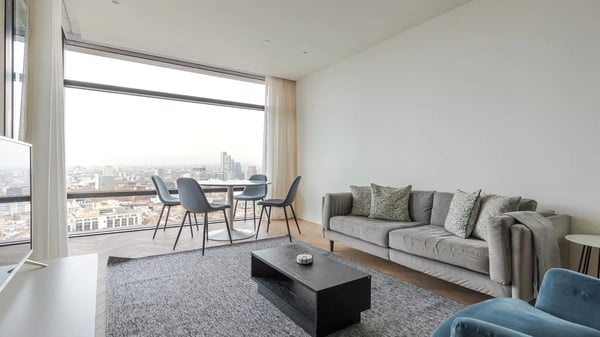 Flat Russell Gardens in Greater London