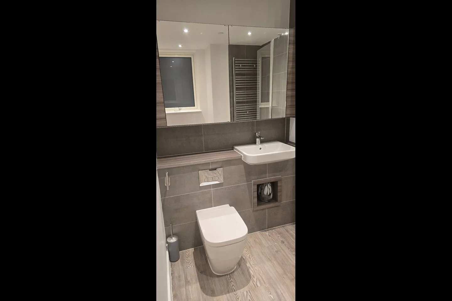 Flat Pinder Road in Greater London