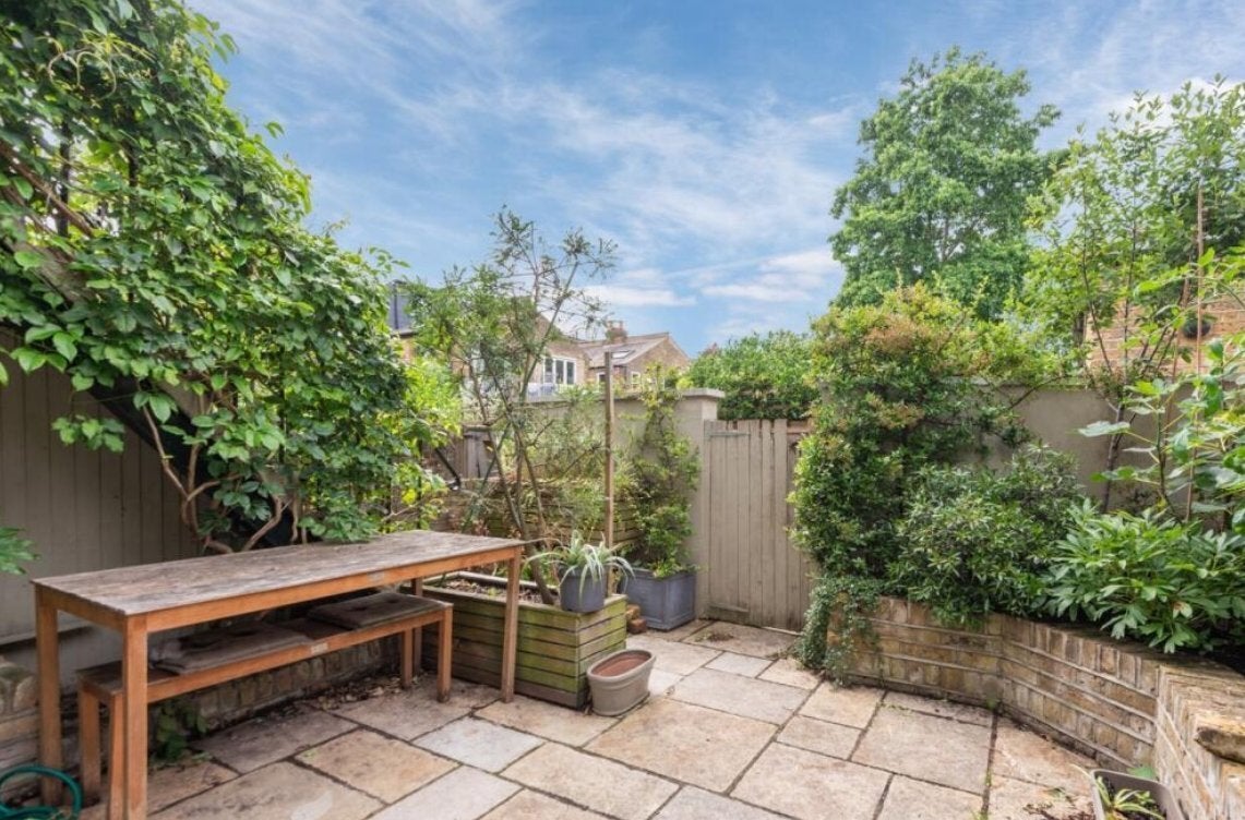 Flat Cowley Road in Greater London