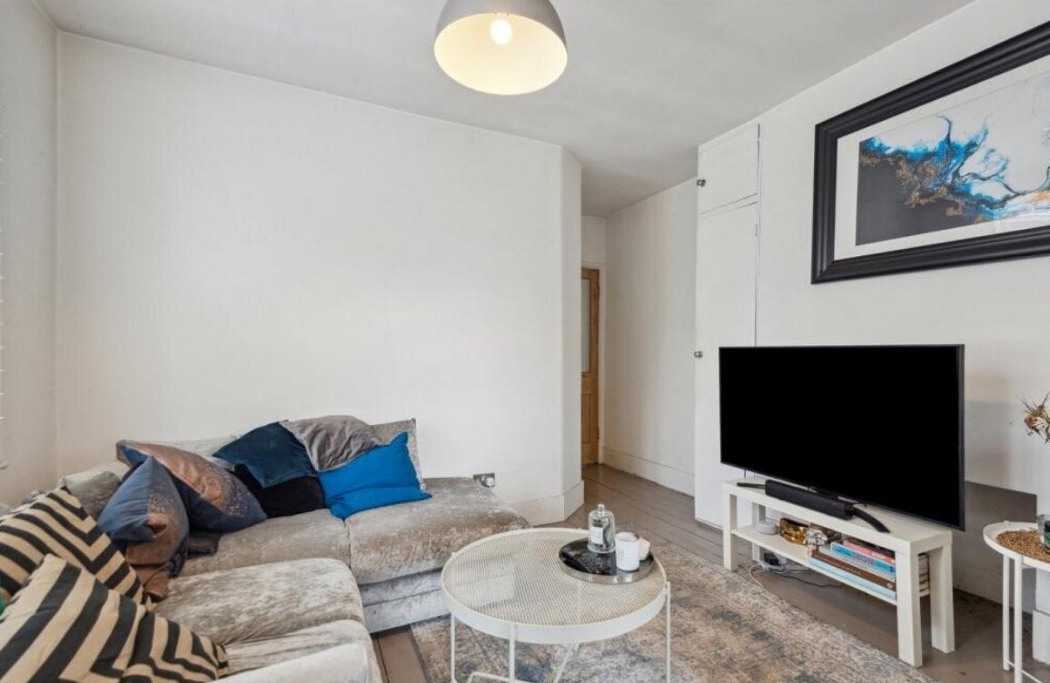 Flat Cowley Road in Greater London