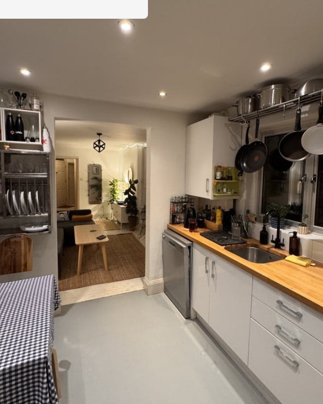 Room Hewitt Road in Greater London