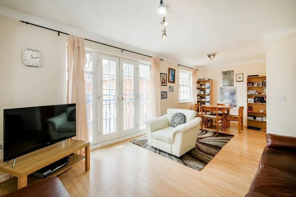 Flat Queensberry Place in Greater London