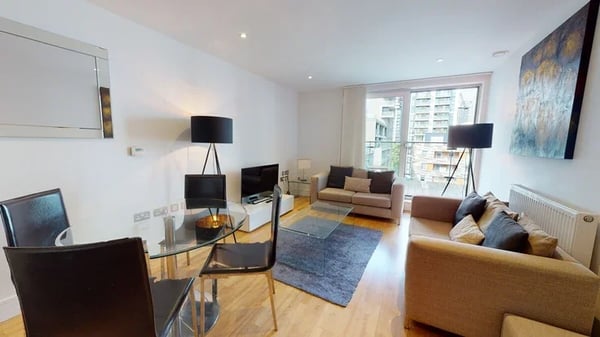 Flat Lincoln Plaza in Greater London