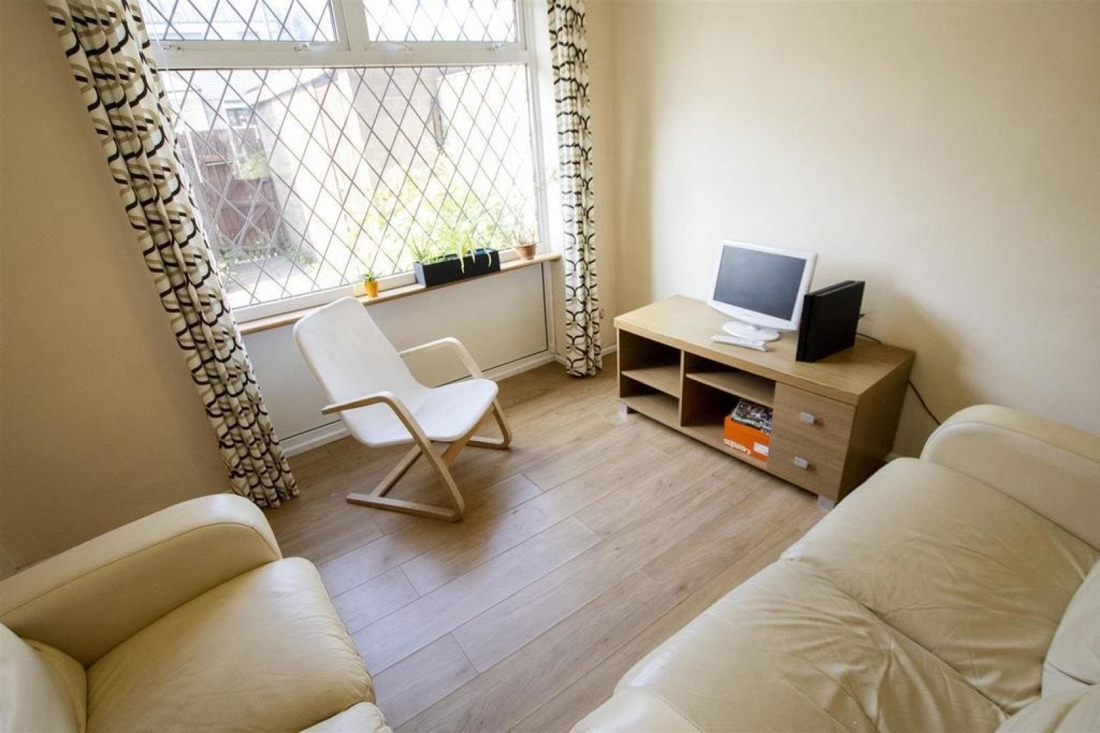 Room Metchley Drive in Birmingham