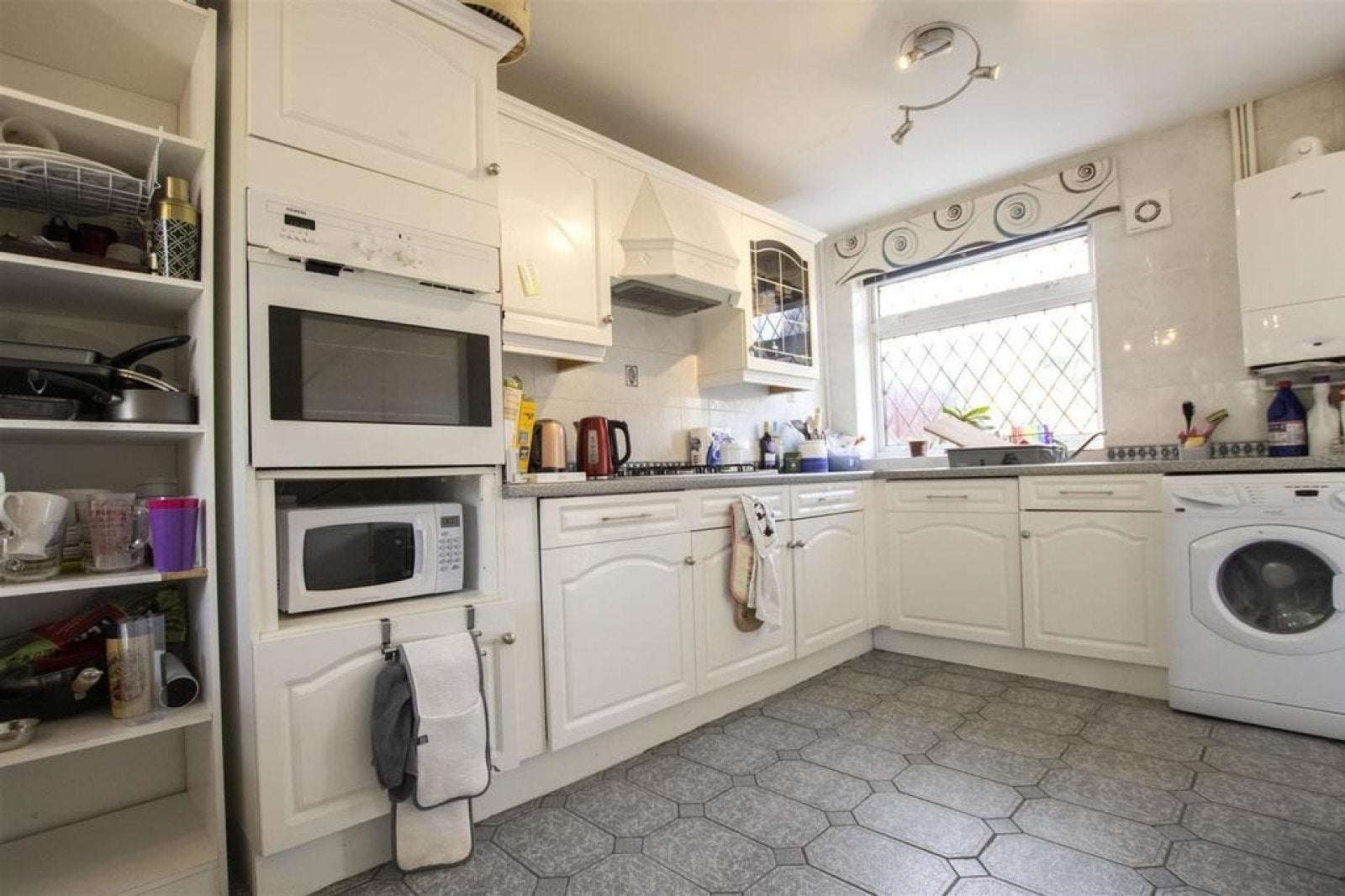 Room Metchley Drive in Birmingham