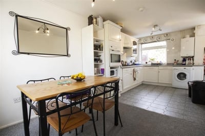 Room Metchley Drive in Birmingham