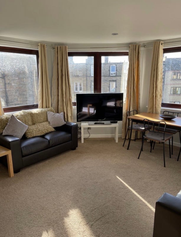 Flat Dalgety Road in City of Edinburgh