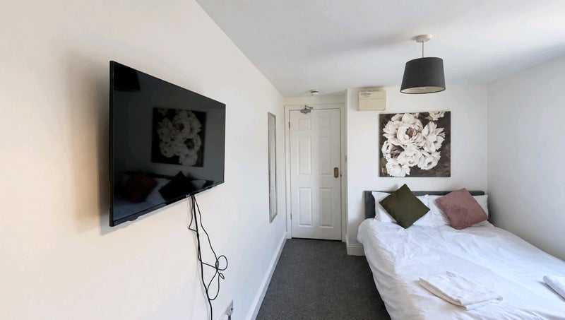 Room Harvey Road in Greater London