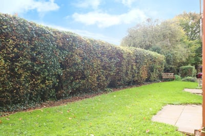 Flat Meadfield Road in Slough