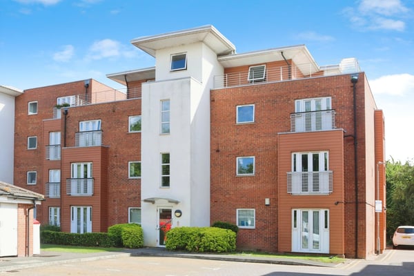 Flat Meadfield Road in Slough