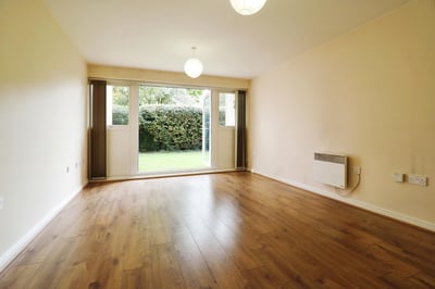 Flat Meadfield Road in Slough