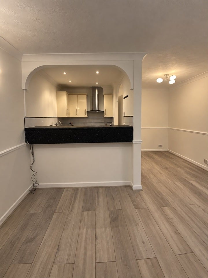 Flat Maltby Drive in Greater London