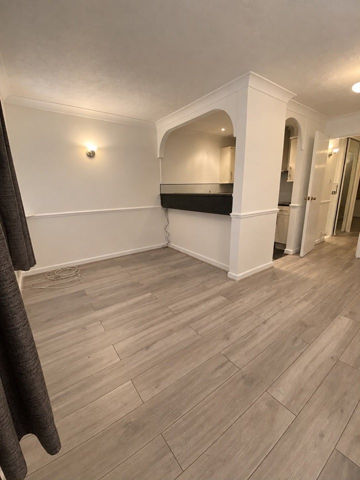 Flat Maltby Drive in Greater London