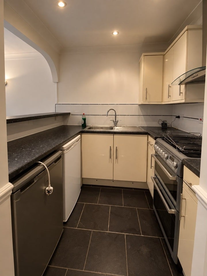 Flat Maltby Drive in Greater London