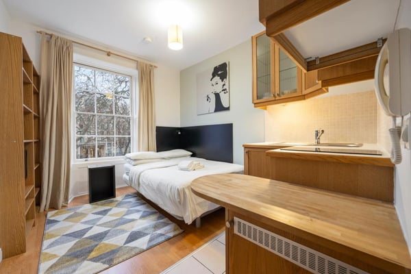 Flat Cartwright Gardens in Greater London
