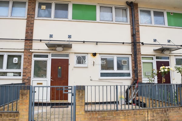 Flat Findhorn Street in Greater London