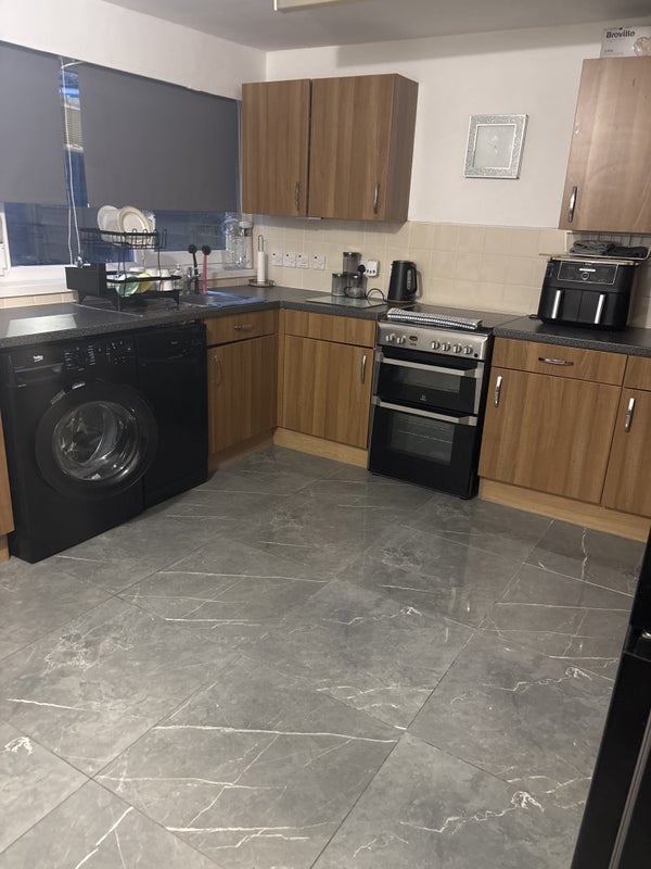 Room Angell Road in Greater London