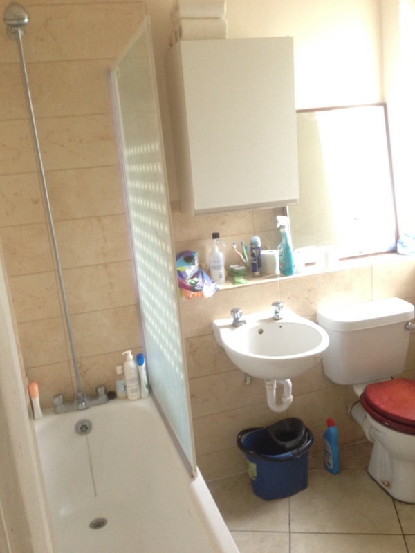Room Sweeney Crescent in Greater London