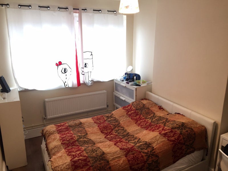 Room Sweeney Crescent in Greater London