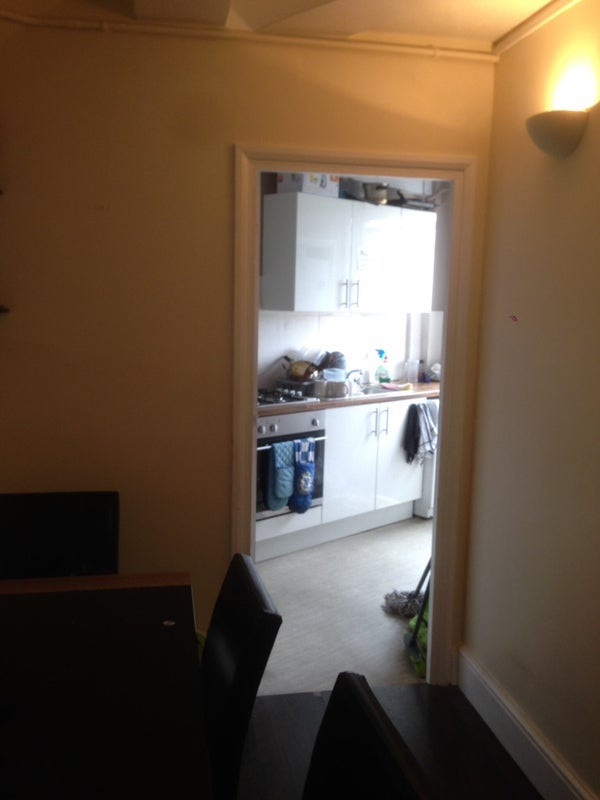 Room Sweeney Crescent in Greater London