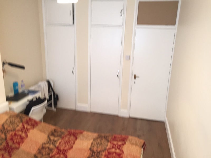 Room Sweeney Crescent in Greater London