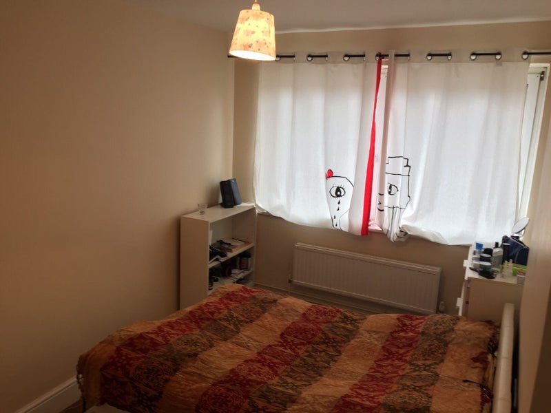 Room Sweeney Crescent in Greater London