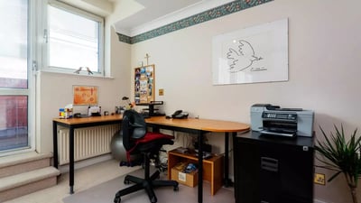 Flat Sinclair Gardens in Greater London