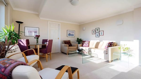 Flat Sinclair Gardens in Greater London