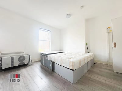 Flat Hewitt Road in Greater London
