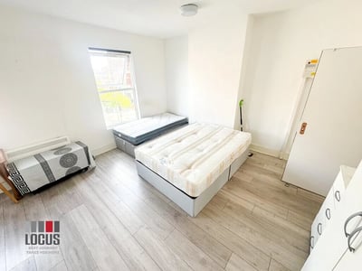 Flat Hewitt Road in Greater London