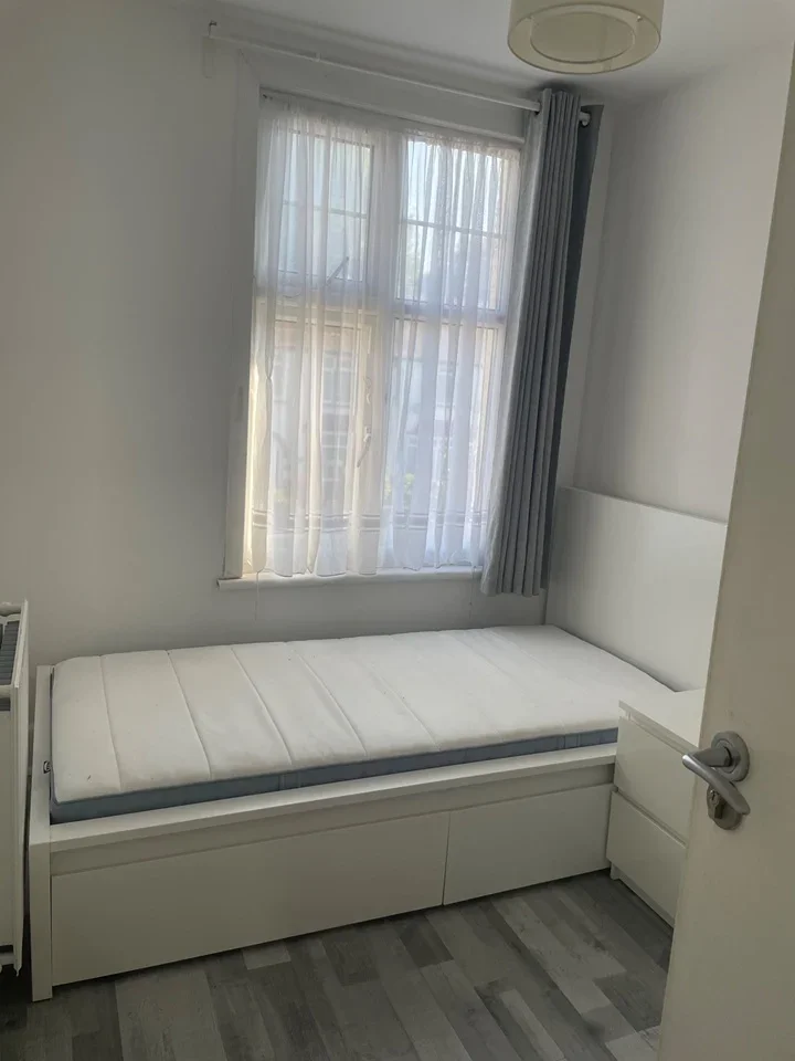 Room Queen's Avenue in Greater London