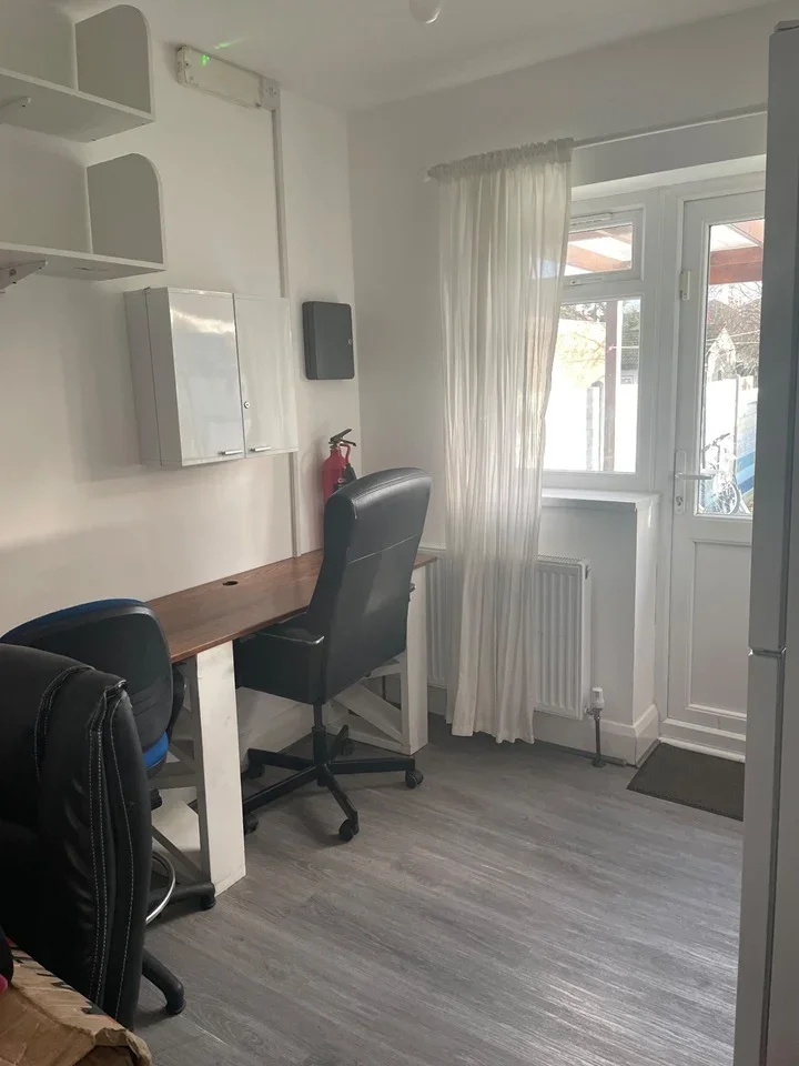 Room Queen's Avenue in Greater London