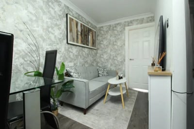 Flat Kingshill Avenue in Greater London