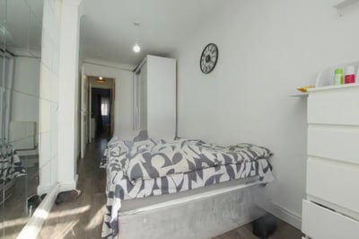 Flat Kingshill Avenue in Greater London