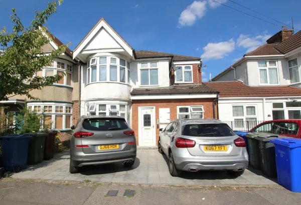 Flat Kingshill Avenue in Greater London
