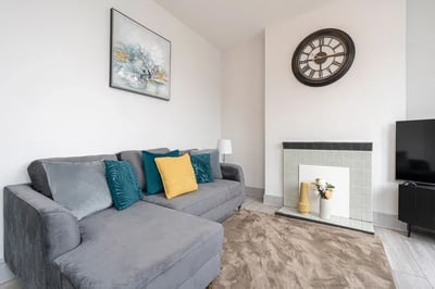 Flat Dunraven Road in Greater London