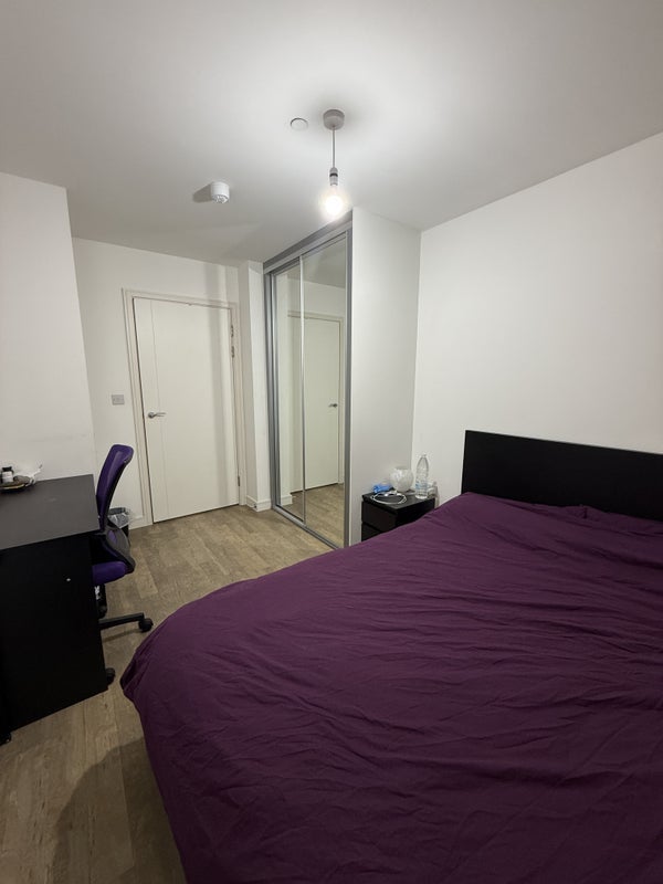 Room Booth Road in Greater London