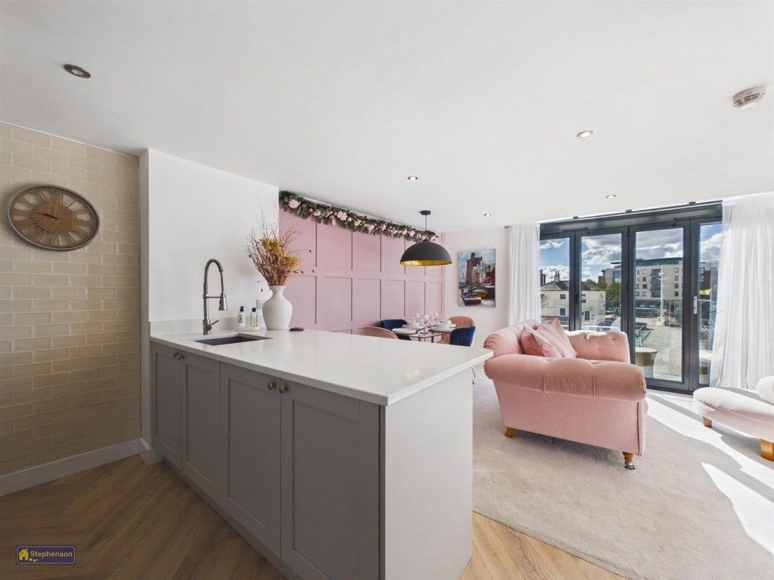 Flat Humber Place in Hull
