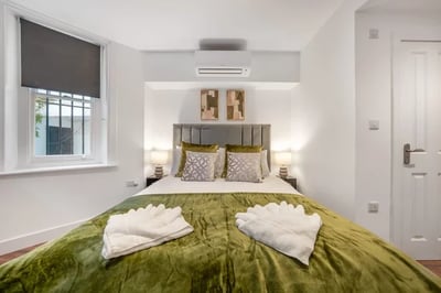 Flat Beaufort Gardens in Greater London