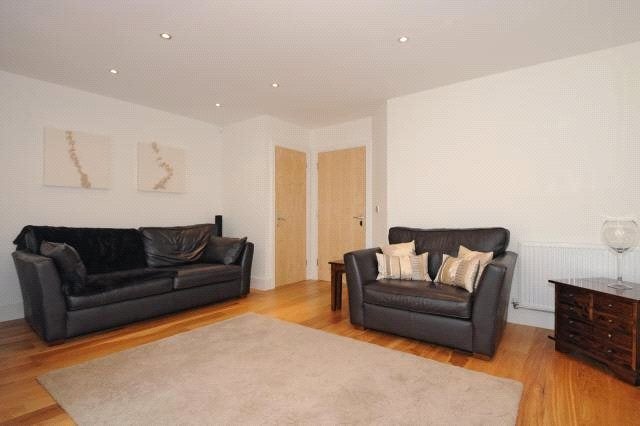 House Heathlands Place in Winkfield