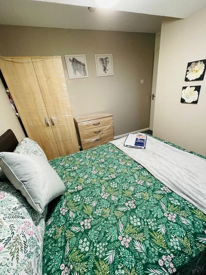 Room Dudley Road in Greater London