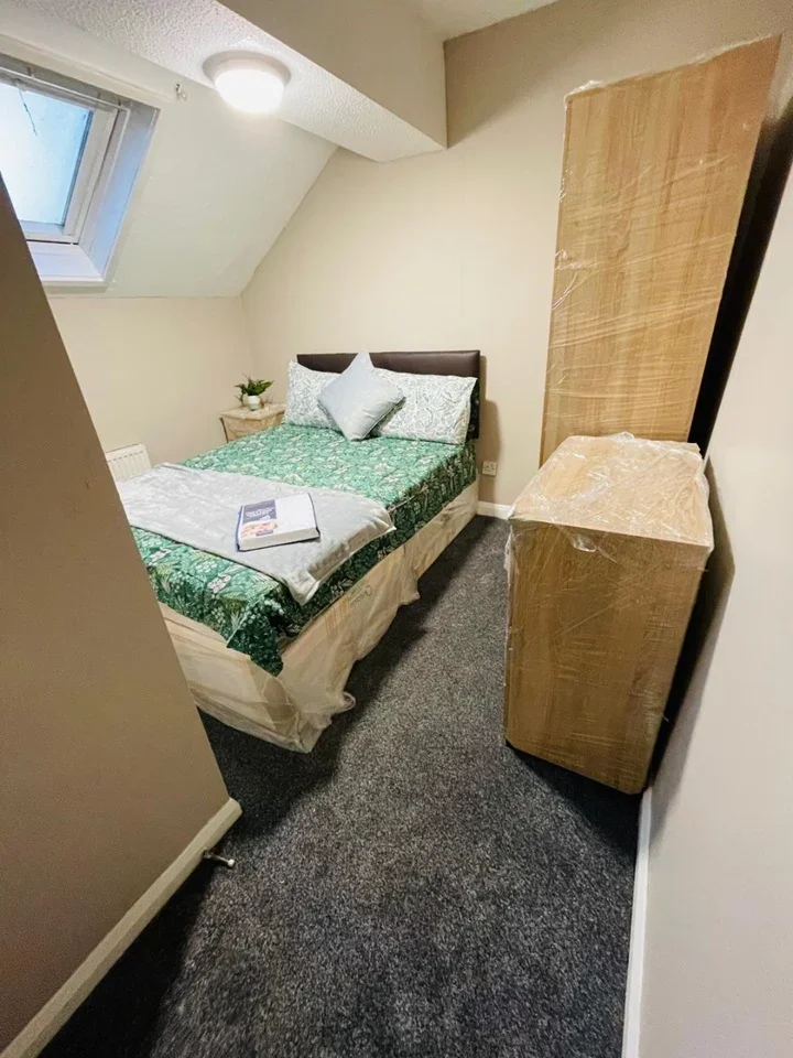 Room Dudley Road in Greater London